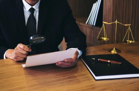 ./pages/impressum/img/vecteezy_lawyer-reading-legal-contract-agreement_1226665.jpg