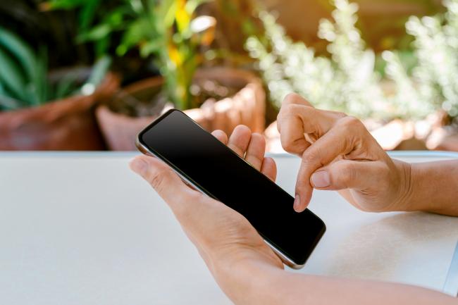 ./pages/kontakt/img/vecteezy_hand-of-human-touching-on-black-screen-of-smart-phone_3164471.jpg